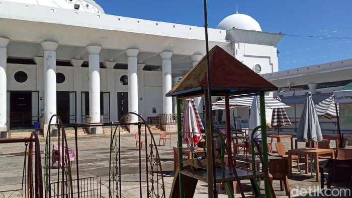 Masjid At Taqwa di Bengkulu digaris polisi, setelah seorang jemaah tablig yang sempat tinggal di sana diketahui positif Corona dan meninggal.