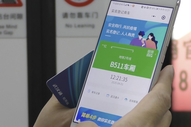 Meski alami penurunan kasus baru Corona, Wuhan masih waspada dengan penyebaran COVID-19. Warga yang hendak naik subway harus diyakini sehat dengan scan barcode.