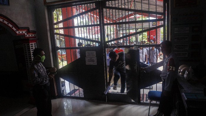 Warga binaan melakukan sujud syukur usai menerima surat kelengkapan pembebasan di Rutan Klas IIB Kabupaten Batang, Jawa Tengah, Kamis (2/4/2020). Rutan tersebut membebaskan 45 warga binaan dengan status asimilasi yang pembebasan bersyaratnya sudah jatuh tempo dua pertiga masa pidana dengan tujuan untuk mencegah penyebaran wabah virus Corona (COVID-19). ANTARA FOTO/Harviyan Perdana Putra/aww.