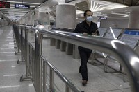 Meski alami penurunan kasus baru Corona, Wuhan masih waspada dengan penyebaran COVID-19. Warga yang hendak naik subway harus diyakini sehat dengan scan barcode.