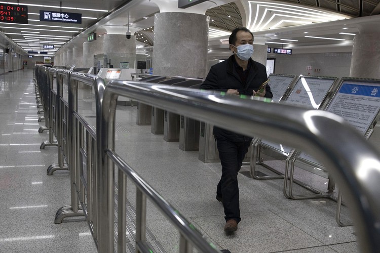 Meski alami penurunan kasus baru Corona, Wuhan masih waspada dengan penyebaran COVID-19. Warga yang hendak naik subway harus diyakini sehat dengan scan barcode.