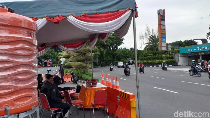 Pemkot Surabaya menerapkan Pembatasan Sosial Berskala Besar (PSBB). Masyarakat yang tidak punya kepentingan diimbau tidak masuk Surabaya.