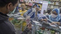 Seorang penjual melayani pembelinya di salah satu apotek di Jakarta, Kamis (2/4/2020).