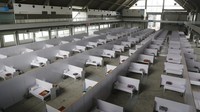 Rumah sakit darurat disiapkan dengan sembilan ratus tempat tidur untuk pasien yang terinfeksi Coronavirus, di Expo Center, Lahore, Pakistan, Kamis, 26 Maret 2020. AP Photo/K.M. Chaudhry.