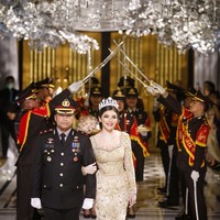 Pesta Pernikahan Fahrul Sudiana ini, seperti dikutip detiknews, berakhir dengan pencopotan jabatan. Fahrul yang sebelumnya menjabat sebagai Kapolsek Kembangan, Jakarta Barat dimutasi ke Polda Metro Jaya. Fahrul dinilai Yuri telah melakukan tindakan indisipliner karena sebelumnya Kapolri Jenderal Idham Azis telah mengeluarkan maklumat terkait Corona. Salah satunya, larangan membuat keramaian yang melibatkan massa, termasuk di dalamnya adalah resepsi pernikahan. Foto: Dok. Instagram @BennuSorumba, @DNDWeddingOrganizer, @Awkarin