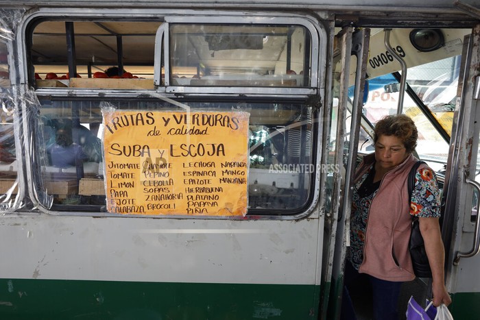 Mobil Mini Bus Dirombak jadi Toko Sayur Berjalan Para penjual kehilangan pelanggan hingga toko menjadi sepi. Karena hal itu, toko sayur ini menyulap sebuah mini bus penumpang untuk membawa seluruh isi tokonya.