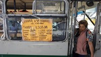 Mini bus penumpang diubah oleh satu keluarga menjadi toko sayur bergerak di Santa Cruz Xochitepec, distrik Xochimilco, Mexico.