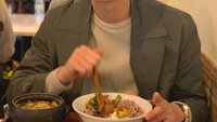 Tak hanya membintangi serial drama, Lee Ji Hoon juga aktif membintangi sejumlah film. Film terbarunya berjudul Woman of 9.9 Billion. Oh ya, ini momen kulinernya saat menyantap semangkuk sup dan brown rice yang sehat. Foto: Instagram @88leejihoon