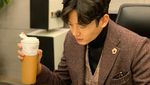 Ini Tampannya Lee Ji Hoon Saat Cicip Kopi dan Nongkrong di Resto
