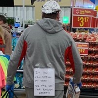 Bau kentut bisa jadi indikator jarak kamu dan orang di sekitarnya kurang dari satu meter. Jadi jangan sampai terlalu dekat ya. (Foto: Dok. Boredpanda)