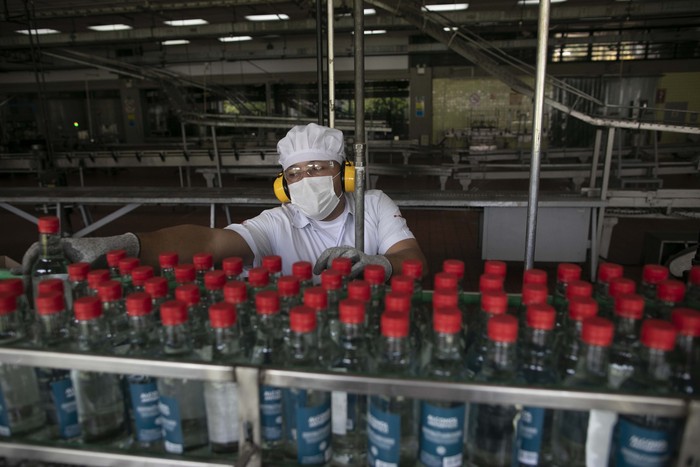 Dalam upaya melawan virus corona, sebuah pabrik rum di Venezuela, mengalihkan produksi mereka ke alkohol antiseptik. Cairan ini dipasok ke industri farmasi dan apotek.