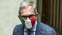 Anggota parlemen Roberto Novelli mengenakan masker kain berlambang bendera Italia. Roberto Monaldo/LaPresse via AP.