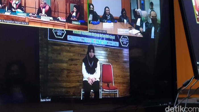 Vina, Pemeran 'Seks Gangbang' Garut Divonis 3 Tahun Penjara Pemeran utama video 'seks gangbang' Vina Aprilianti divonis 3 tahun penjara. Vina juga dikenai denda Rp 1 miliar.