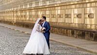 Pasangan pengantin yang ingin melaksanakan pernikahan pun mau tak mau harus mengambil risiko dengan tidak adanya tamu yang hadir atau dibatasi. AP/Jens Meyer