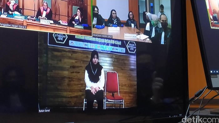 Sidang vonis biduan seks gangbang