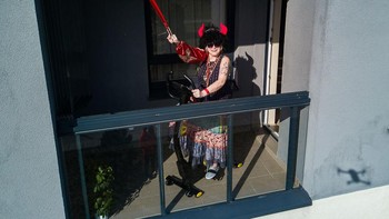 Berolahraga di balkon. Foto: Adasvasiliauskas via Bored Panda