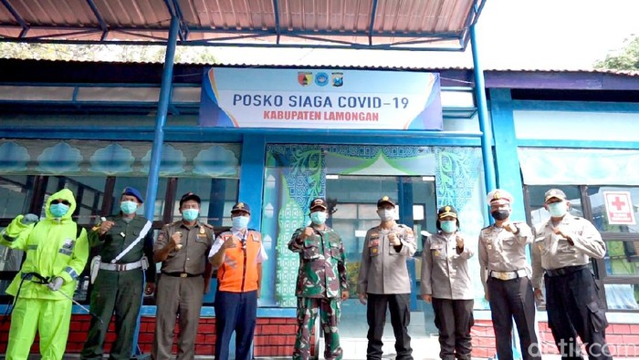 TNI-Polri bersama Pemkab Lamongan mendirikan Posko Siaga Covid-19 di Stasiun dan Terminal Lamongan. Itu merupakan upaya untuk menekan penyebaran virus corona.