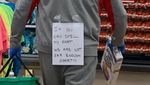 Aksi Nyeleneh Melindungi Diri dari Corona Saat Berbelanja