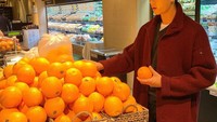 Di sela-sela kegiatan syutingnya, Lee Ji Hoon juga hobi belanja ke supermarket lho. Ini momennya saat memilih buah jeruk yang kaya vitamin C. Foto: Instagram @88leejihoon
