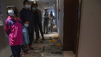 Para pengungsi yang kembali dikarantina untuk tes COVID-19 di sebuah hotel karantina di Wuhan di provinsi Hubei, Cina tengah pada Selasa (31/3/2020). China melaporkan hanya satu kematian baru dari Coronavirus dan lusinan kasus baru, serta mengklaim bahwa semua kasus barunya itu datang dari luar negeri atau import dari warga asing yang masuk ke Wuhan. AP Photo/Ng Han Guan.