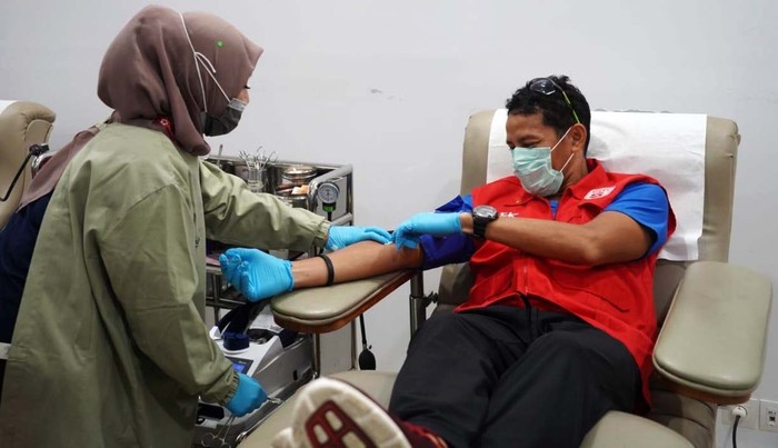 Sandiaga Uno Donor Darah Sandiaga Uno melakukan donor darah di kantor PMI Jakarta Pusat. Progam ini dalam angka memenuhi stok darah PMI yang berkurang gegera corona.