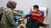 Sandiaga Uno bersama Palang Merah Indonesia (PMI), Relawan Siagaku, serta Glek yang merupakan salah satu komunitas penggerak OK OCE melakukan donor darah di PMI Jakarta Pusat. Foto: Istimewa.