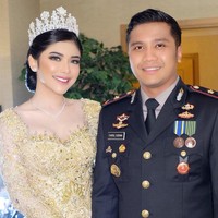 Saat resepsi pernikahan, Rica dan Fahrul Sudiana memilih gaya busana internasional. Fahrul sendiri memakai seragam kepolisiannya dan Rica mengenakan gaun emas rancangan Asky Febrianti. Foto: Instagram @bennusorumba