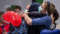 Seorang pelajar pertukaran Jerman dirangkul ketika ia tiba di bandara di Frankfurt, Jerman, Selasa, 31 Maret 2020. Mengutip Times, Direktur Insitute Epidemiologi University Dietrich Rothenbacher mengatakan strategi pengujian yang diterapkan Jerman jauh lebih luas dibandingkan negara-negara yang juga berjuang melawan penyebaran virus Corona, bahkan dibandingkan Italia dan Spanyol. AP Photo/Michael Probst.