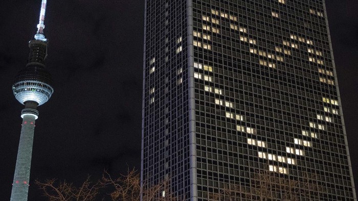 Park Inn Hotel di Berlin, Jerman, tidak lagi diizinkan menerima tamu seiring mewabahnya virus corona. Uniknya hotel ini memasang lampu berbentuk logo cinta di gedung mereka.