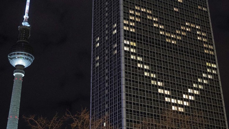 Hotel Pasang Logo Cinta di Jerman Park Inn Hotel di Berlin, Jerman, tidak lagi diizinkan menerima tamu seiring mewabahnya virus corona. Uniknya hotel ini memasang lampu berbentuk logo cinta di gedung mereka.