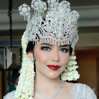 Lipstik merah dengan riasan mata yang bold dari makeup artist Bennu Sorumba membuat Rica Andriani tampil manglingi di hari pernikahannya dengan Kompol Fahrul Sudiana. Akad nikah Fahrul dan Rica digelar pada 21 Maret 2020 di Hotel Mulia, Senayan. Foto: Instagram @bennusorumba