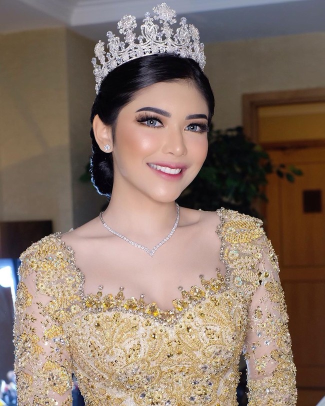 Inilah penampilan Rica Andriani saat menikah dengan Kompol Fahrul Sudiana. Pernikahan Rica dan Fahrul yang digelar di tengah pandemi corona menjadi sorotan. Pernikahan itu pun berbuntut pencopotan jabatan Fahrul sebagai Kapolsek Kembangan, Jakarta Barat. Foto: Instagram @bennusorumba