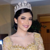 Inilah penampilan Rica Andriani saat menikah dengan Kompol Fahrul Sudiana. Pernikahan Rica dan Fahrul yang digelar di tengah pandemi corona menjadi sorotan. Pernikahan itu pun berbuntut pencopotan jabatan Fahrul sebagai Kapolsek Kembangan, Jakarta Barat. Foto: Instagram @bennusorumba