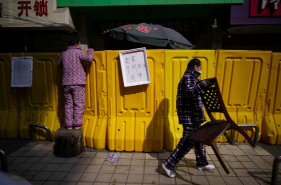 Mulai Tinggalkan Lockdown, Ini Cara Warga Wuhan Belanja Makanan