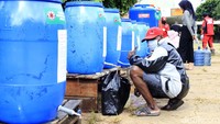 Ada belasan drum berisi disinfektan yang disiapkan untuk warga secara cuma-cuma tanpa dipungut bayaran demi memutus rantai penyebaran COVID-19.