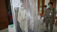 Salah satu pasangan pengantin, Irra Chorina Octora, berdiri di dalam bilik penyemprotan disela-sela acara resepsi pernikahannya dengan Yavuz Ozdemir di Gedung Negara Grahadi, Surabaya, Jawa Timur. Resepsi mereka berubah ke gedung pemprov ANTARA FOTO/Moch Asim