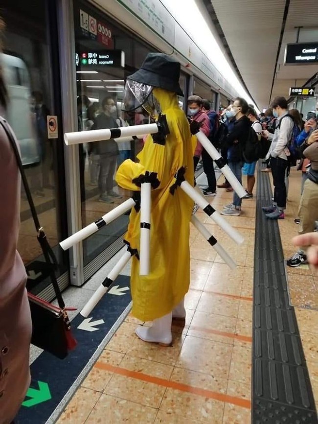 Baju pelindung ini mungkin dimaksudkan agar orang-orang tetap menjauh darinya di saat harus social distancing. Semoga tidak tersangkut di pintu kereta. (Foto: Dok. Boredpanda)