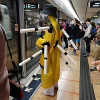 Baju pelindung ini mungkin dimaksudkan agar orang-orang tetap menjauh darinya di saat harus social distancing. Semoga tidak tersangkut di pintu kereta. (Foto: Dok. Boredpanda)