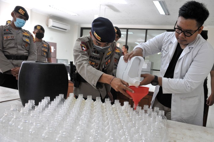 Polda Bali bekerja sama dengan mahasiswa Universitas Udayana Bali untuk membuat cairan disinfektan dan handsanitizer yang terbuat dari arak Bali.