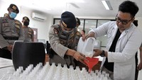 Dengan treatment ramuan ini, Koster mengungkapkan ada 400 warga terjangkit corona yang dikarantina dinyatakan sembuh. Ia optimistis tingkat kesembuhan akan meningkat jika treatmen ini terus dilakukan. Dok. ANTARA FOTO/FIKRI YUSUF.