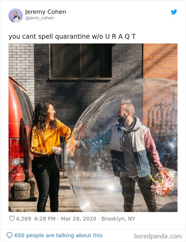 Mungkin pria ini terinspirasi dari film Bubble Boy. (Foto: Dok. Boredpanda)