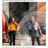 Mungkin pria ini terinspirasi dari film Bubble Boy. (Foto: Dok. Boredpanda)