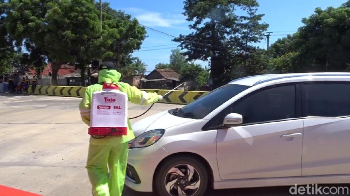 Kendaraan dari Jatim yang masuk ke Jateng via Rembang disemprot disinfektan, Kamis (2/4/2020).