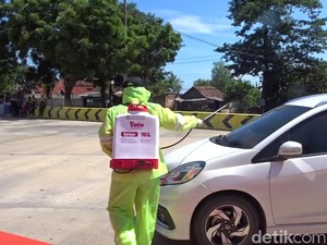 Video Kendaraan di Perbatasan Jateng-Jatim  Disemprot Disinfektan