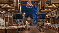 Berlokasi persis di Sungai Mississippi, hotel berbentuk piramida itu memberikan kesempatan untuk menginap secara unik di tengah kota dengan konsep glamping. Bukan tanpa alasan, hotel itu memang didesain begitu unik (dok Big Cypress Lodge)