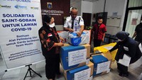 Bantuan APD ini berupa 950 buah surgical gloves dan 300 buah hooded coverall kepada tenaga medis di 8 Rumah Sakit Umum Daerah di Jakarta Selatan sebagai titik konsentrasi terbesar wabah COVID-19 di Jakarta. Foto: Istimewa.