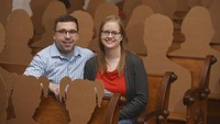 Hal itu menimpa Stuglik dan Amy Simonson yang menikah hanya diramaikan oleh kardus berbentuk potongan seperti orang. Meski demikian ia mengaku tetap bersyukur dan bisa berfoto sebelum pesta pernikahannya di Pkagon, USA, Selasa (31/3/2020). Don Campbell/The Herald-Palladium via AP