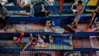 Akibat dari penutupan wilayah, Pemerintah Filipina menampung para tuna wisma, yang tidak dapat memberi makan diri sendiri dan tidak dapat bekerja karena tindakan penguncian pemerintah.