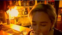 Slurpp! Wanita kelahiran London ini asyik meminum bir di sebuah bar. Foto: Instagram emilia_clarke