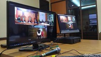 Sidang itu berlangsung virtual. Majelis hakim, terdakwa, JPU dan penasihat hukum berada di tempat terpisah. Mereka terhubung melalui video conference.